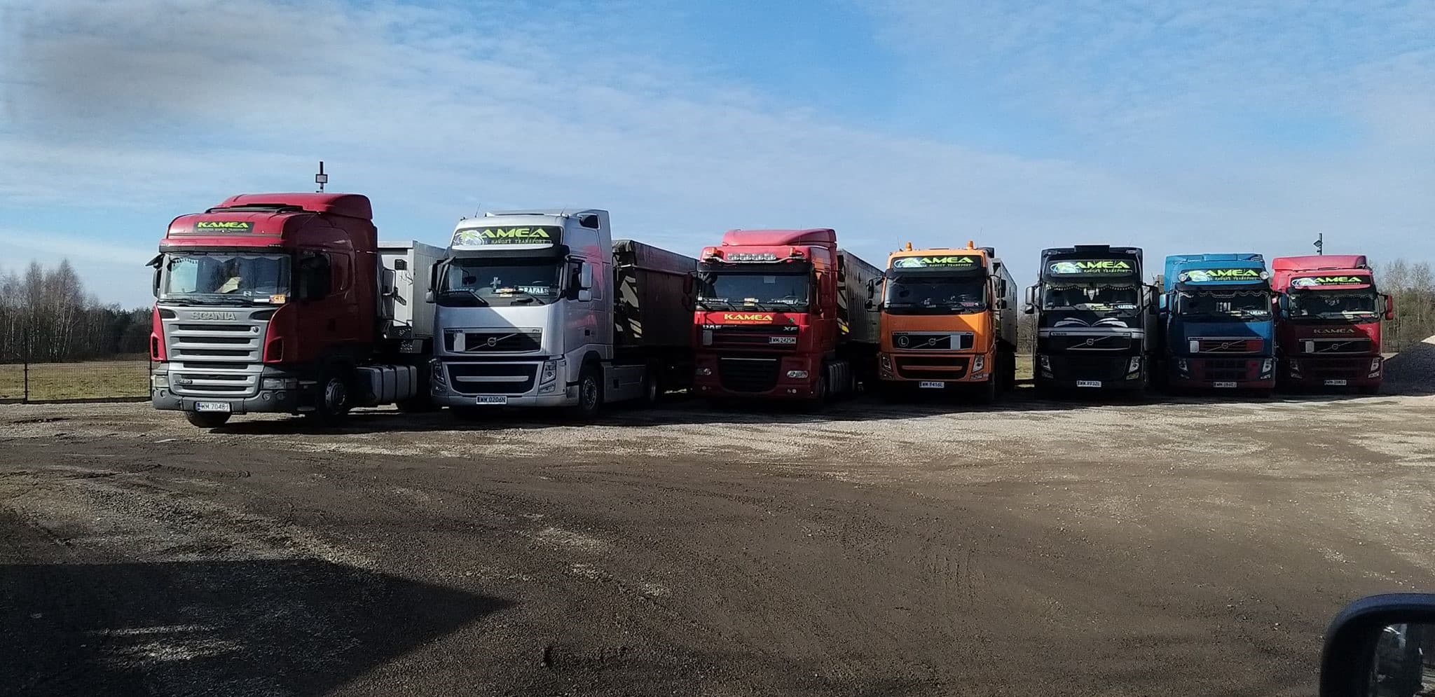 Linia ciężarówek KAMEA gotowych do załadunku